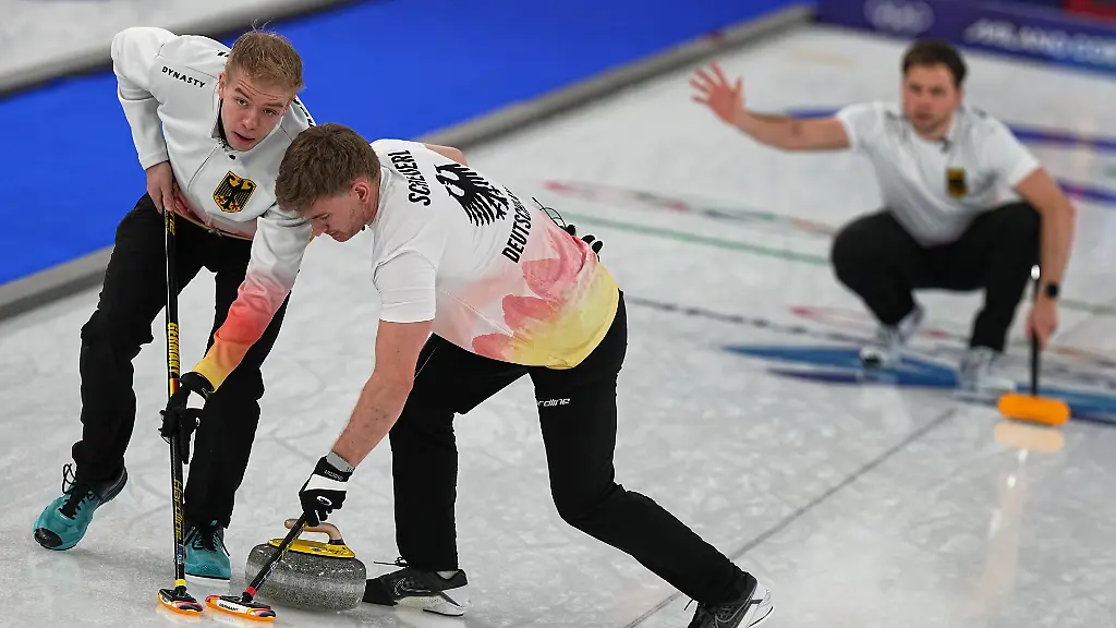 Olympia-Olympische-Winterspiele-Mailand-Cortina-2026-Curling-Maenner-China-Deutschland-Vorrunde-Spieltag-12-Deutschlands-Marc-Muskatewitz-hinten-Felix-Messenzehl-l-und-Johannes-Scheuerl-in-Aktion