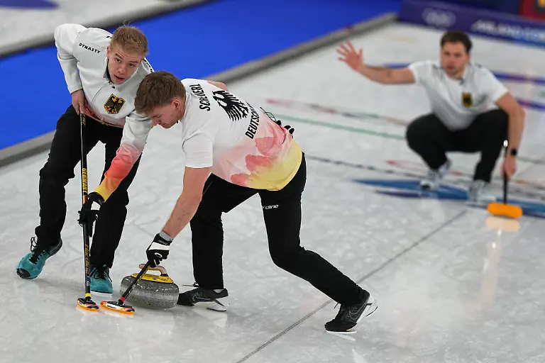 Olympia-Olympische-Winterspiele-Mailand-Cortina-2026-Curling-Maenner-China-Deutschland-Vorrunde-Spieltag-12-Deutschlands-Marc-Muskatewitz-hinten-Felix-Messenzehl-l-und-Johannes-Scheuerl-in-Aktion