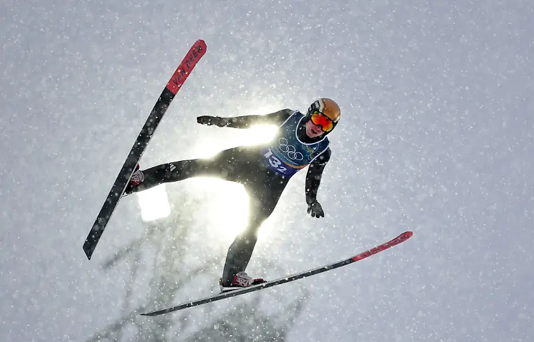 Olympia-Olympische-Winterspiele-Mailand-Cortina-2026-Ski-nordisch-Nordische-Kombination-Team-Sprint-Grossschanze-2-x-7-5-km-Maenner-Sprung-Vinzenz-Geiger-Deutschland-in-Aktion