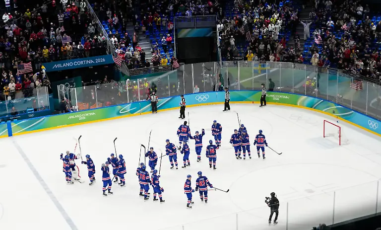 Olympia-Olympische-Winterspiele-Mailand-Cortina-2026-Eishockey-Olympia-USA-Schweden-Finalrunde-Viertelfinale-Spieler-der-USA-freuen-sich-nach-dem-sieg