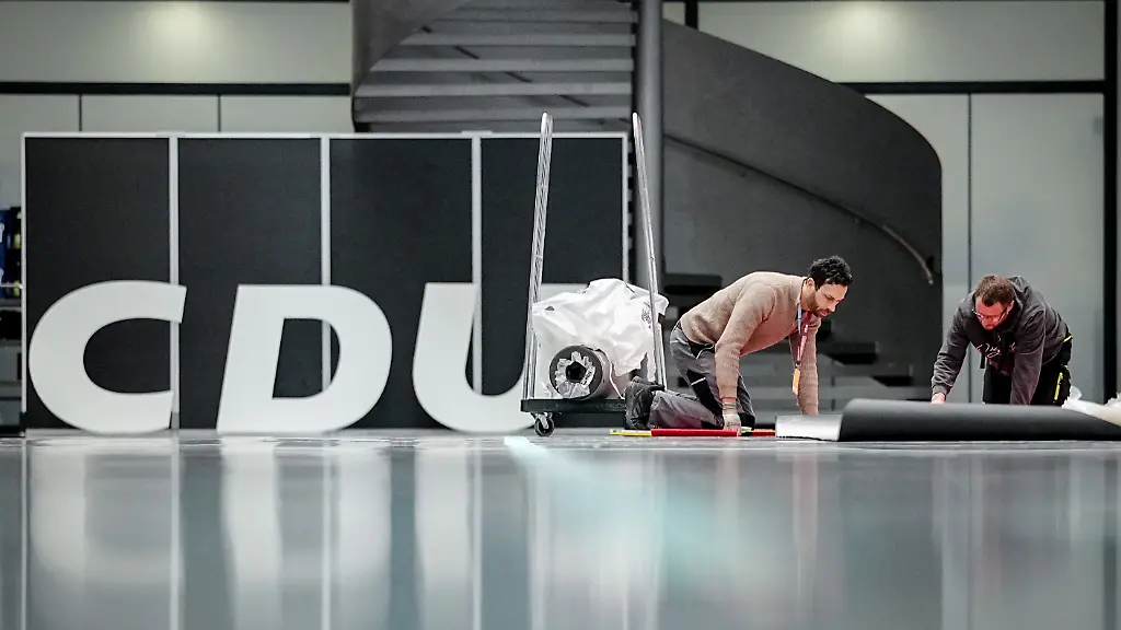 Ein-grosses-CDU-Logo-ziert-den-Eingangsbereich-in-der-Messe-Stuttgart-wo-vom-20-21-02-2026-der-CDU-Bundesparteitag-stattfindet-Am-Freitag-werden-Praesidium-und-Vorstand-neu-gewaehlt