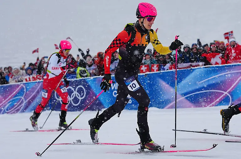 Olympia-Olympische-Winterspiele-Mailand-Cortina-2026-Skibergsteigen-Sprint-Qualifikation-Maenner-Jan-Elantkowski-l-Polen-und-Finn-Hoesch-Deutschland-in-Aktion-beim-Aufstieg