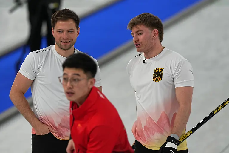 Olympia-Olympische-Winterspiele-Mailand-Cortina-2026-Curling-Maenner-China-Deutschland-Vorrunde-Spieltag-12-Marc-Muskatewitz-Deutschland-l-und-Johannes-Scheuerl-r-sprechen-miteinander