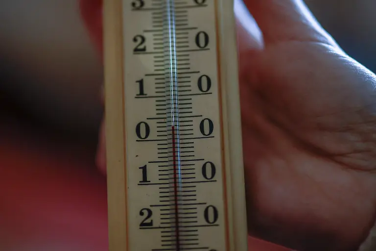 Yuliia-Davydenko-40-shows-a-thermometer-reading-of-almost-3-degrees-Celsius-about-37-degrees-Fahrenheit-inside-her-family-s-apartment-which-has-no-heating-or-hot-water-and-experiences-frequent-power-outages-amid-Russia-s-attack-on-Ukraine-in-Kyiv-Ukraine-February-1-2026-Waves-of-Russian-attacks-over-the-past-four-months-left-hundreds-of-thousands-without-electricity-and-water-making-this-the-most-devastating-winter-since-the-war-started-and-so-the-Davydenko-family-made-the-choice-to-stay-at-the-family-owned-Piggy-Cafe-Kyiv-with-power-supplied-by-a-generator-and-heating-The-point-when-we-decide-to-leave-Kyiv-again-would-be-when-Russian-troops-are-10-12-km-from-the-city-That-s-it-Yuliia-said-REUTERS-Alina-Smutko-SEARCH-SMUTKO-COLD-FAMILY-FOR-THIS-STORY-SEARCH-WIDER-IMAGE-FOR-ALL-STORIES