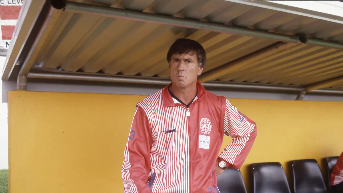 Josef-Sepp-PIONTEK-Deutschland-Fussball-ehemaliger-Fussballspieler-hier-als-Trainer-der-Daenischen-Fussball-Nationalmannschaft-Daenischer-Nationaltrainer-steht-vor-der-Trainerbank-hier-bei-der-Fussball-Weltmeisterschaft-1986-in-Mexiko-A