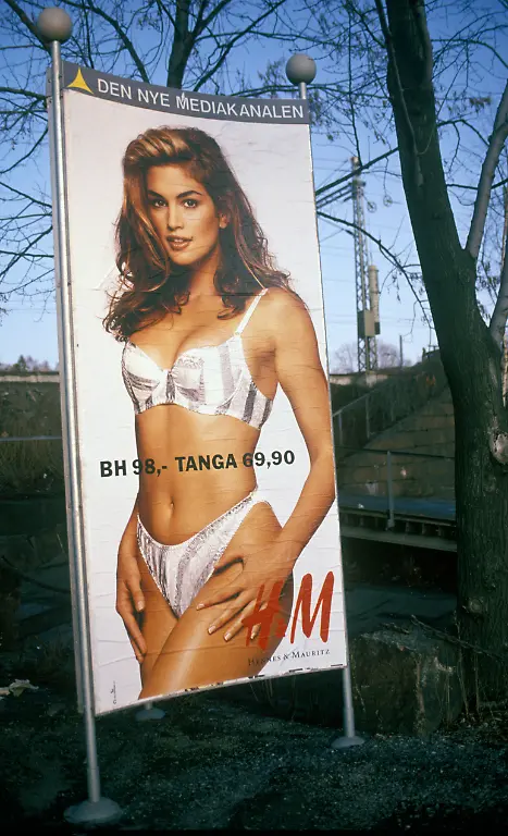 HISTORISKEBILDER-Oslo-4-desember-1991-Hennes-Mauritz-sin-undertoyreklame-her-med-Cindy-Crawford-som-modell-FotoIngar-Johansen-NTB-Oslo-Norge-Norway-EDITORIAL-USE-ONLY-Ref-nVgl3eg0Vfg