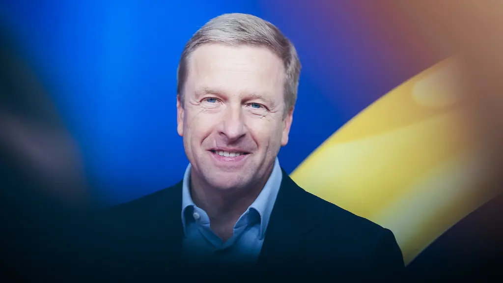 18-11-2025-Berlin-Oliver-Zipse-Vorstandsvorsitzender-der-BMW-AG-kommt-zur-Preisverleihung-Das-Goldene-Lenkrad-in-das-Axel-Springer-Hochhaus