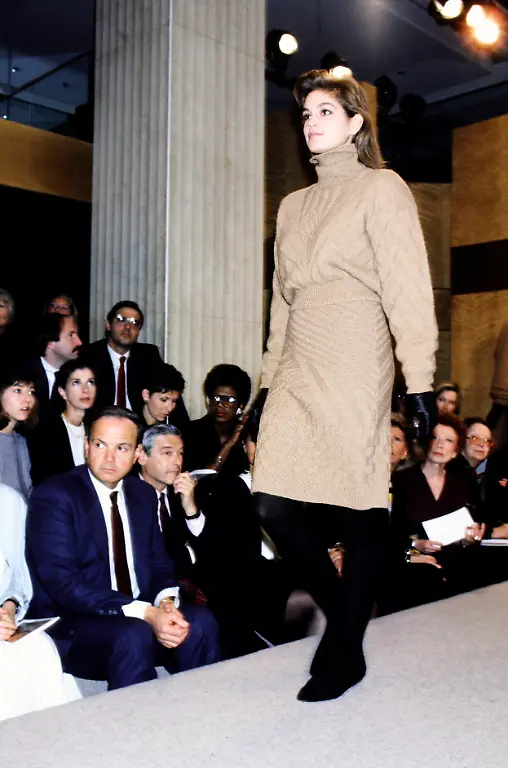 Model-Cindy-Crawford-Guest-watch-the-show-from-the-front-row-Fall-1986-would-be-the-last-collection-Perry-Ellis-designs-with-his-studio