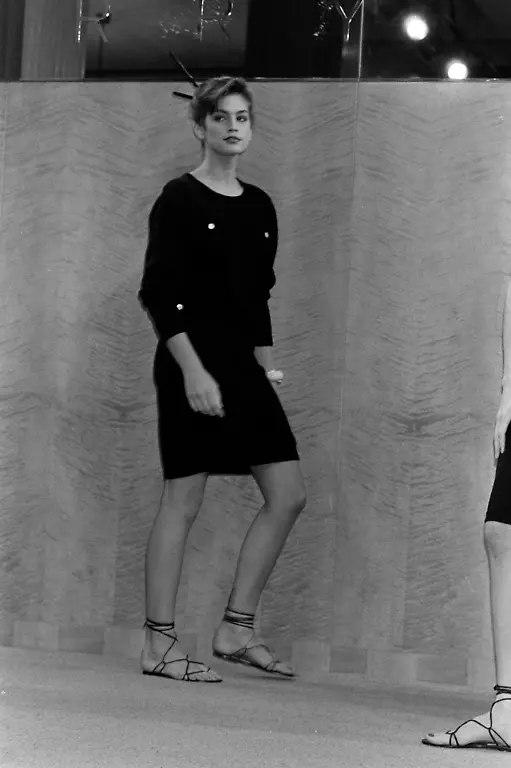 Model-Cindy-Crawford-walks-in-the-Perry-Ellis-Spring-1986-Ready-to-Wear-Runway-Show-on-November-5-1985-in-New-York-City