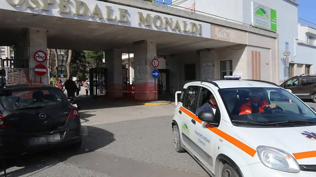 El comité-de-expertos-del-hospital-Monaldi-de-Nápoles-dice-no-al-nuevo-trasplante-de-corazón-al-niño-de-la-foto-en-la-entrada-de-la-agencia-Monaldi-PUBBLICAZIONExNOTxINxITA-Copyright-xnapolipressx-xipa-agency