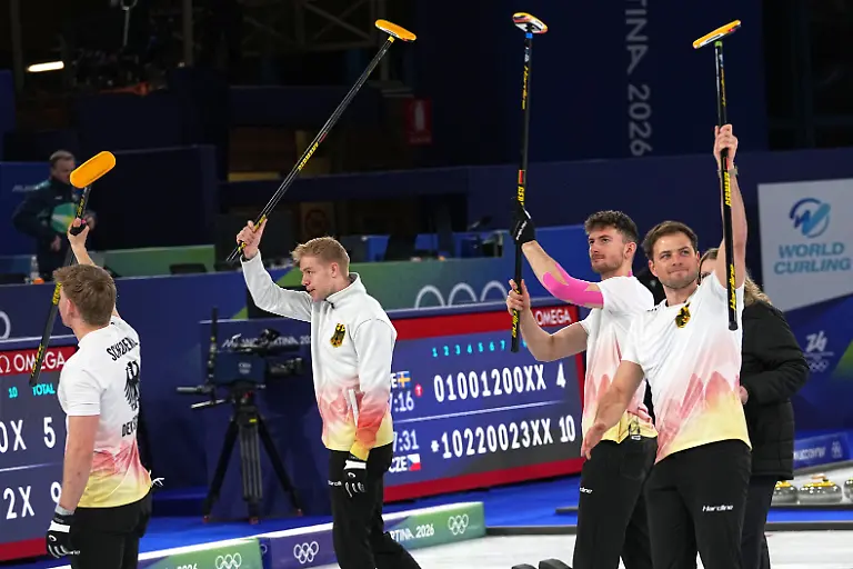 Olympia-Olympische-Winterspiele-Mailand-Cortina-2026-Curling-Maenner-China-Deutschland-Vorrunde-Spieltag-12-das-deutsche-mit-Johannes-Scheuerl-l-r-Felix-Messenzehl-Benjamin-Kapp-und-Marc-Muskatewitz-reagiert