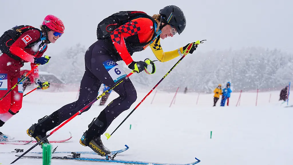 Olympia-Olympische-Winterspiele-Mailand-Cortina-2026-Skibergsteigen-Sprint-Halbfinale-Frauen-Tatjana-Paller-Deutschland-und-Caroline-Ulrich-l-Schweiz-in-Aktion-beim-Aufstieg