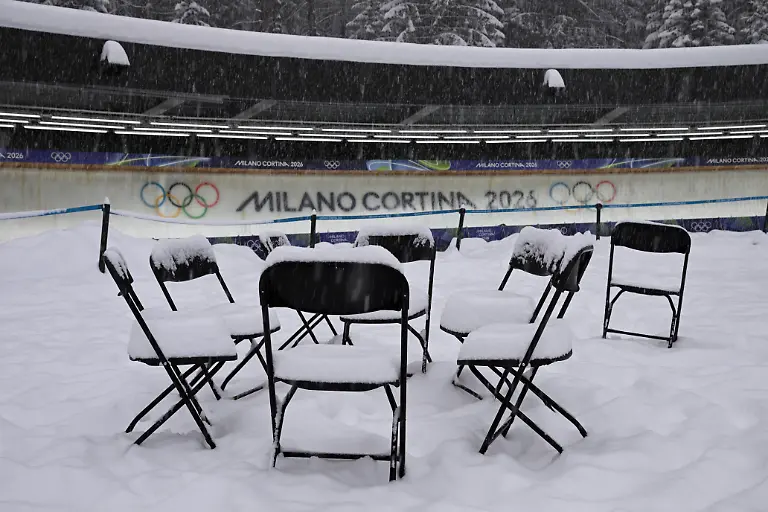 Olympia-Olympische-Winterspiele-Mailand-Cortina-2026-Bob-Cortina-Sliding-Centre-schneebedeckte-Stuehle-stehen-an-der-Bobbahn