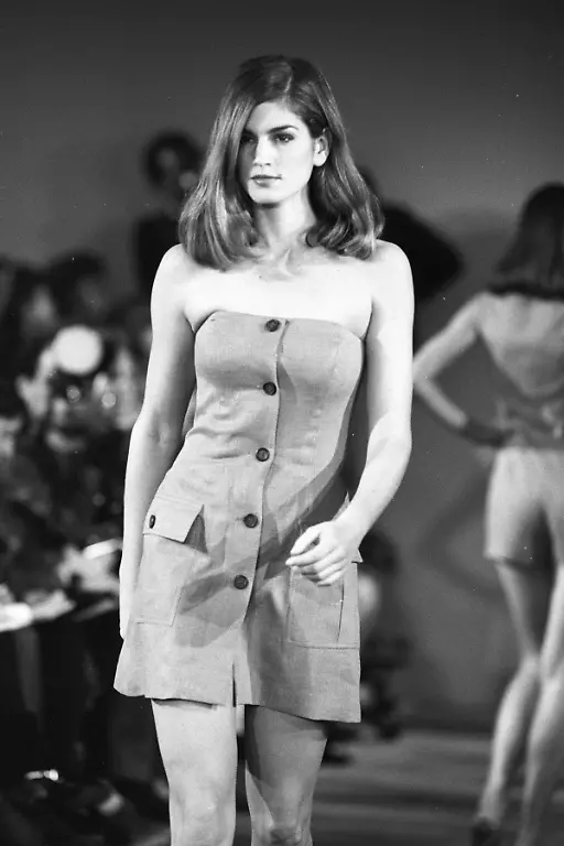 Outtake-Model-on-the-runway-of-the-Michael-Kors-Ready-To-Wear-spring-1991-show-on-October-31-1990-in-New-York