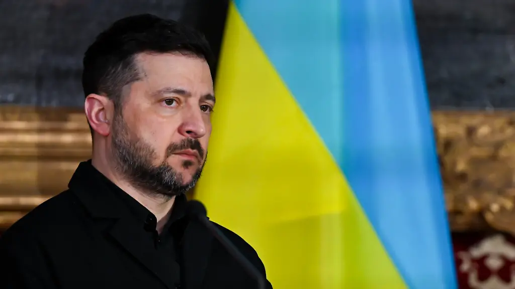 Wolodymyr-Selenskyj-Praesident-der-Ukraine-steht-in-der-Residenz-vor-der-Verleihung-des-Ewald-von-Kleist-Preis-Der-diesjaehrige-Ewald-von-Kleist-Preis-wird-an-das-ukrainische-Volk-vergeben