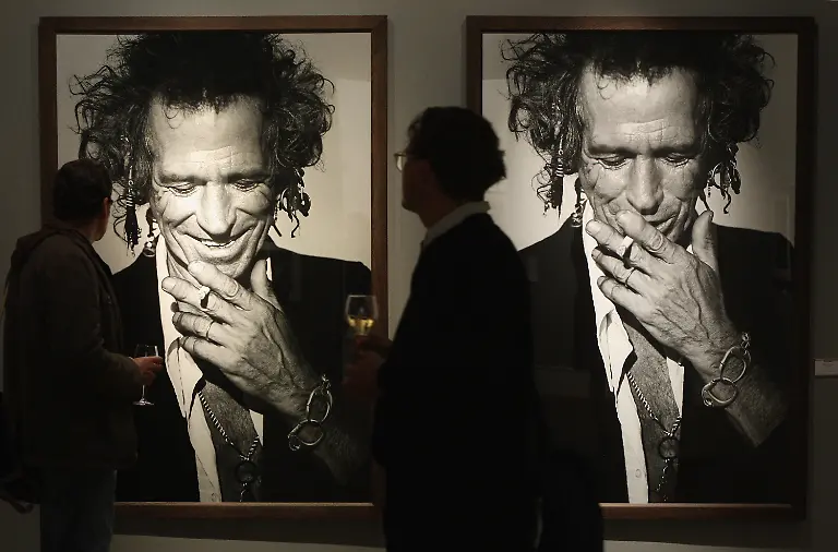BERLIN-JUNE-29-Visitors-look-at-portraits-of-musician-Keith-Richards-look-at-the-opening-of-an-exhibition-of-German-born-fashion-photographer-Peter-Lindbergh-at-the-Camera-Work-gallery-June-29-2007-in-Berlin-Germany