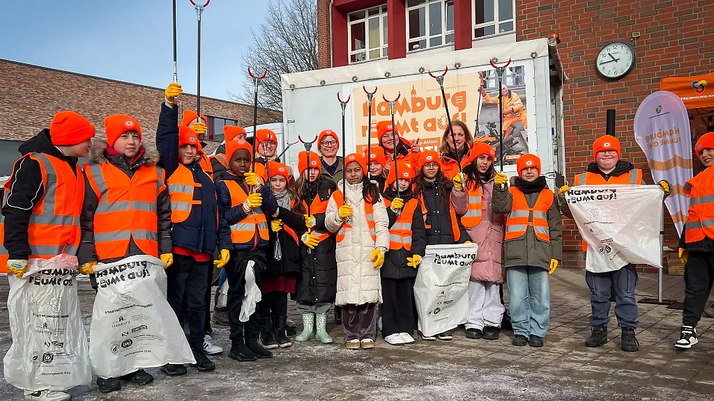 Die-Stadtteilschule-Wilhelmsburg-startet-bereits-einen-Tag-frueher-in-die-Aufraeumaktion-begleitet-von-Umweltsenatorin-Katharina-Fegebank-Buendnis-90-Die-Gruenen-und-Daniela-Enslein-Geschaeftsfuehrerin-der-Stadtreinigung-Hamburg