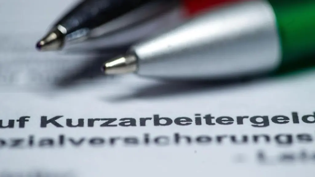 Blick-auf-ein-Antragsformular-fuer-Kurzarbeit