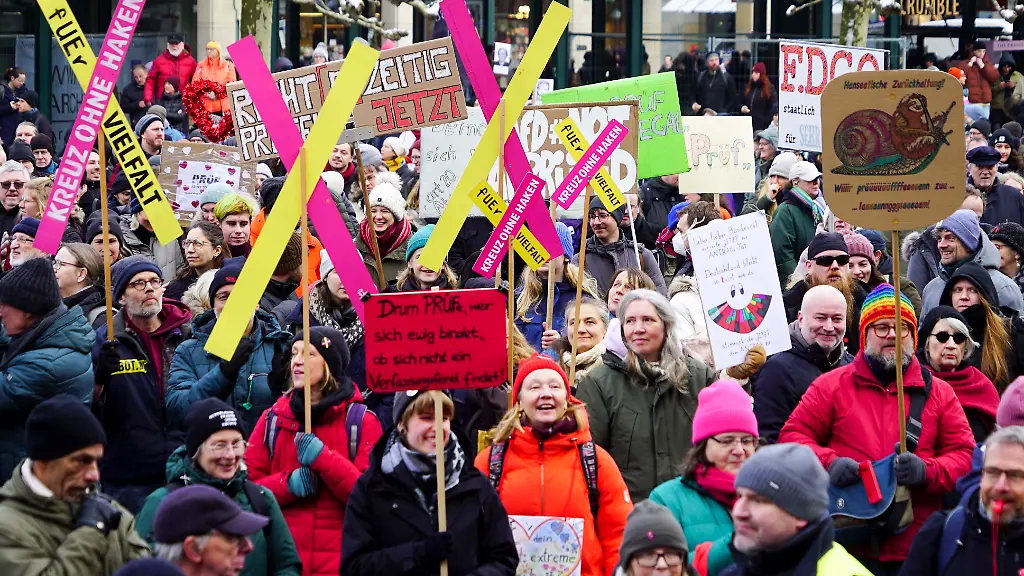 Demo-Veranstaltung-gegen-die-AFD-Partei-Bunter-und-friedlicher-Protest-Auf-dem-Hamburger-Rathausmarkt-mit-weit-ueber-1000-Teilnehmern-mit-Plakaten-Schildern-Fahnen-am-Samstag-14