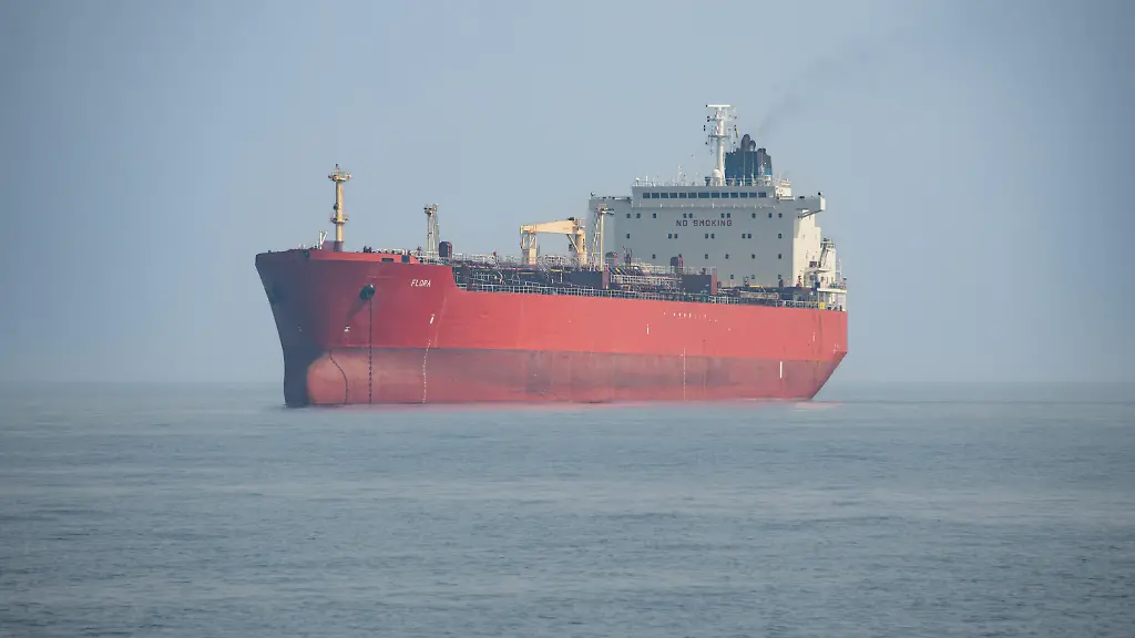 The-crude-oil-tanker-Flora-sails-near-Bandar-e-Asaluyah-Iran-on-January-27-2026-Condensate-is-loaded-onto-tankers-after-being-processed-at-gas-refineries-in-Bandar-e-Asaluyah