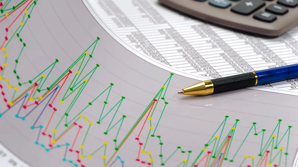 Ein-Stift-liegt-auf-einem-Chart-mit-Zahlentabellen-als-Symbolbild-fuer-Finanzen-Kalkulation-und-Strategie-im-Finanzbusiness