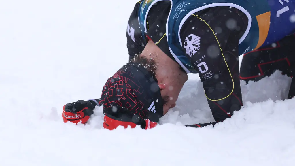 Olympische-Winterspiele-Milano-Cortina-2026-Nordische-Kombination-Teamsprint-am-19-02-2026-im-Tesero-Cross-Country-Skiing-Stadium-in-Cortina-d-Ampezzo-Vinzenz-Geiger-Deutschland-Team-Deutschland-verfehlt-nach-einem-Sturz-das-Podest