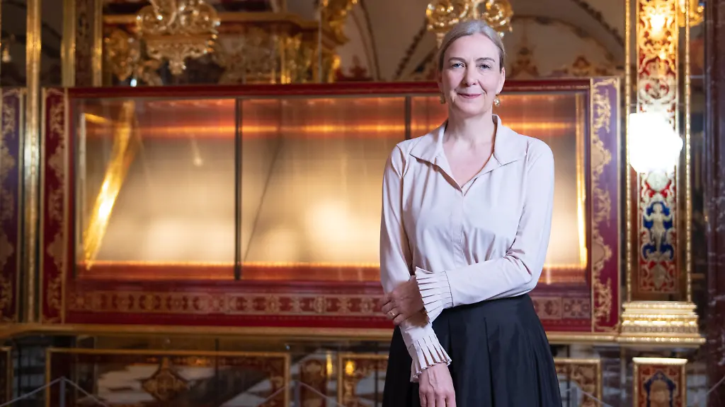 Marion-Ackermann-Generaldirektorin-der-Staatlichen-Kunstsammlungen-Dresden-steht-vor-der-bei-einem-Einbruch-beschaedigten-Vitrine-im-Juwelenzimmer-im-Historischen-Gruenen-Gewoelbe-im-Dresdner-Schloss-der-Staatlichen-Kunstsammlungen-Dresden-SKD-Die-seit-dem-Juwelendiebstahl-im-November-2019-geschlossene-kurfuerstlich-koenigliche-Schatzkammer-soll-bald-wieder-fuer-Besucher-zugaenglich-sein