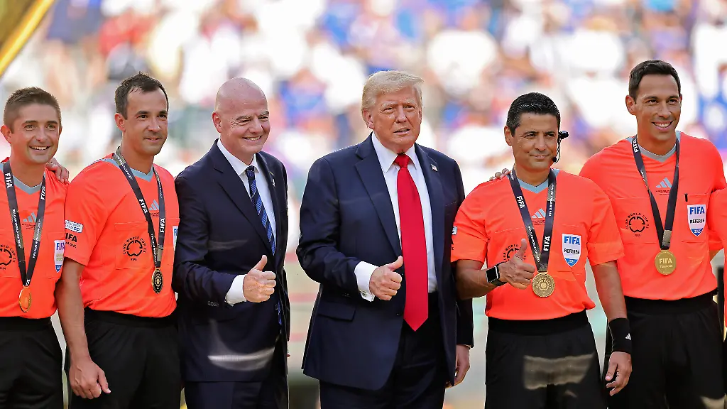 13-07-2025-FIFA-Club-World-Cup-2025-Finale-Chelsea-FC-Paris-St-Germain-im-MetLife-Stadium-East-Rutherford-NJ-Siegerehrung-nach-dem-Spiel-Ehrengaeste-nach-dem-Spiel-zur-Siegerehrung-auf-dem-Podest-Erinnerungsfoto-mit-dem-Schiedsrichterteam-v