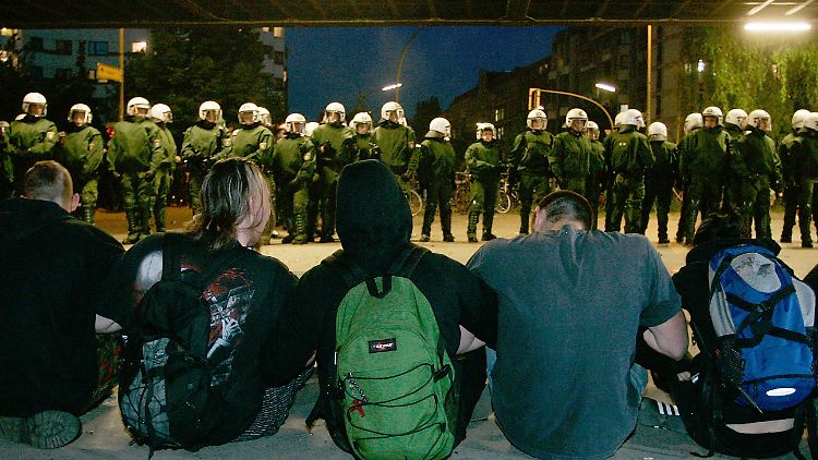 Einigkeit zur Maidemonstration in Kreuzberg. Die Jugendlichen untereinander scheinen sich mit "Kiezdeutsch" gut zu verstehen.