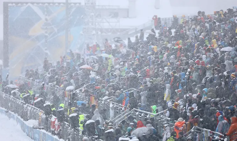 Olympia-Olympische-Winterspiele-Mailand-Cortina-2026-Ski-nordisch-Nordische-Kombination-Team-Sprint-Grossschanze-2-x-7-5-km-Maenner-Langlauf-Zuschauer-verfolgen-in-dichtem-Schneetreiben-das-Rennen