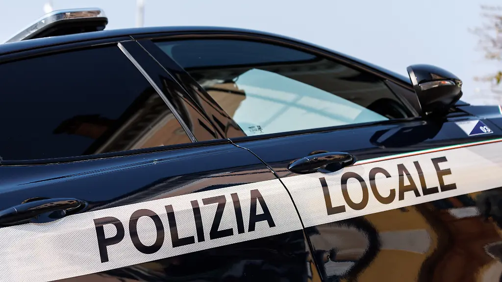 Ein-Einsatzfahrzeug-der-italienischen-Polizei-mit-der-Aufschrift-Polizia-Locale-steht-in-Bardolino-am-Gardasee-in-Italien-Die-Polizia-Municipale-auch-Polizia-Locale-oder-Polizia-Comunale-ist-die-zivile-italienische-Gemeindepolizei