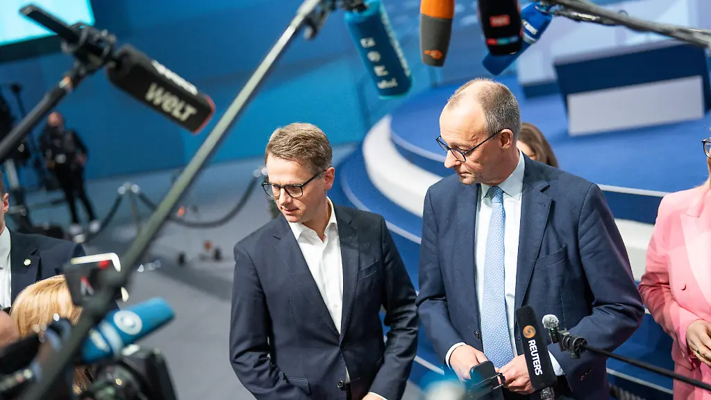 Bundeskanzler-Friedrich-Merz-rechts-mit-dem-CDU-Generalsekretaer-Carsten-Linnemann-waehrend-der-Besichtigung-der-Messehalle