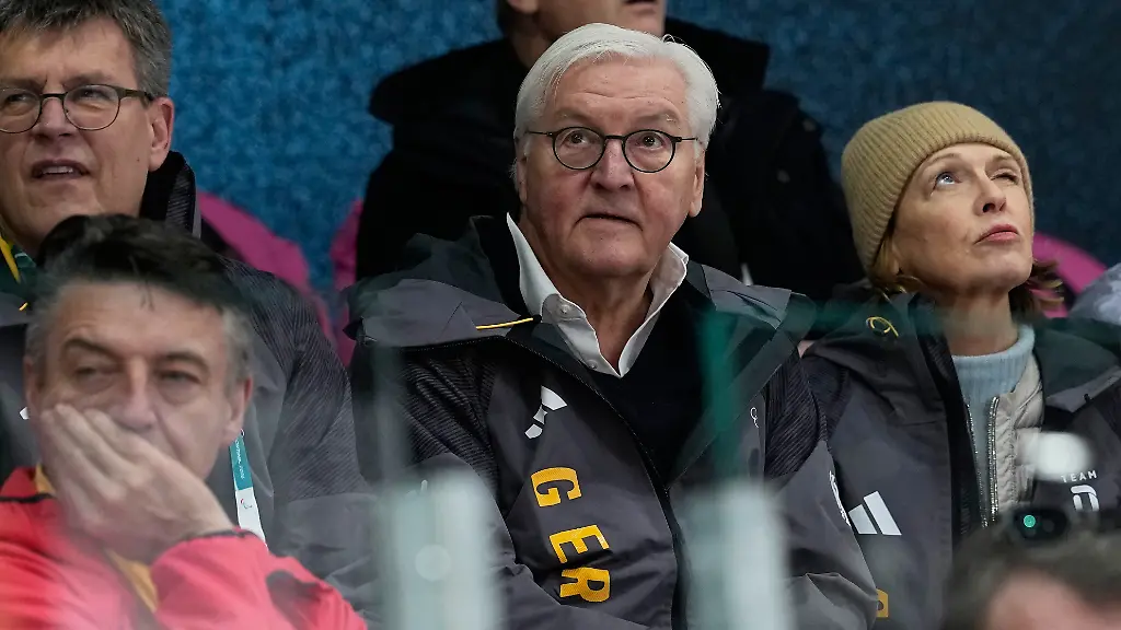 Olympia-Olympische-Winterspiele-Mailand-Cortina-2026-Eishockey-Frauen-Deutschland-Japan-Vorrunde-Gruppe-B-Spieltag-3-Bundespraesident-Frank-Walter-Steinmeier-M-besucht-mit-seiner-Frau-Elke-Buedenbender-r-und-DOSB-Praesident-Thomas-Weikert-das-Spiel