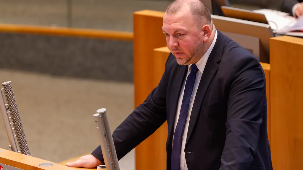 Klaus-Esser-AfD-Mitglied-des-Landtages-spricht-bei-einer-aktuellen-Stunde-zu-Staus-in-Nordrhein-Westphalen-im-Landtag