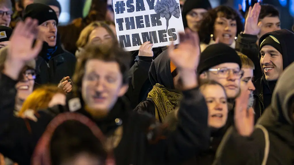 Demonstranten-erinnern-an-den-Anschlag