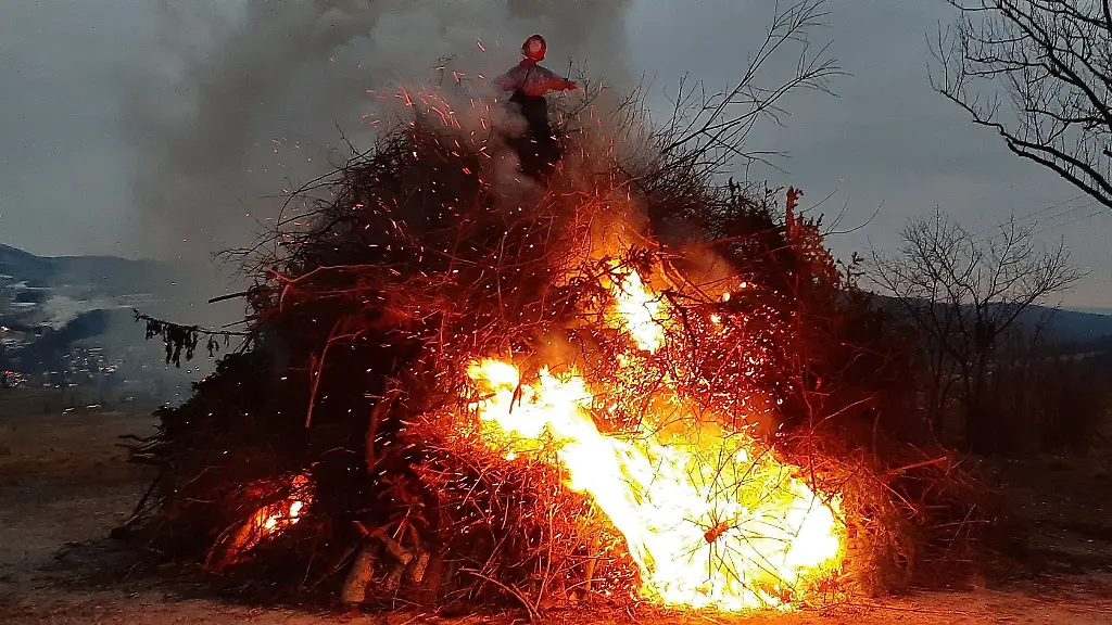 Nach-alter-Tradition-soll-mit-den-in-der-Rhoen-und-im-Fuldaer-Raum-weit-verbreiteten-Brauchtumsfeuern-der-Winter-vertrieben-werden-Die-Hutzel-Puppe-oben-auf-dem-Holzstoss-symbolisiert-den-Winter