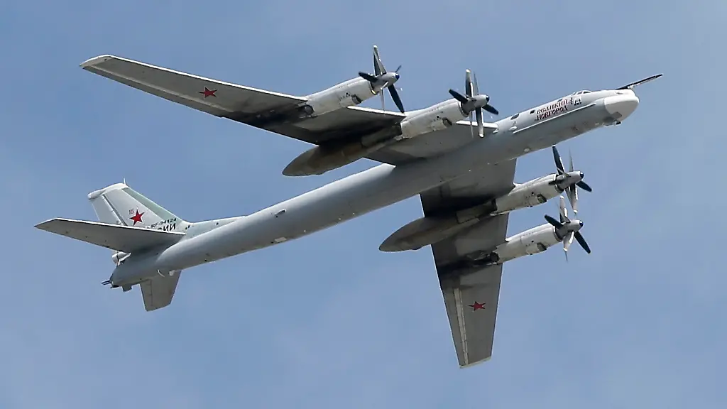 Ein-russischer-strategischen-Bomber-und-Raketentraeger-TU-95-MS-im-Flug-waehrend-der-Militaerparade-zum-Tag-des-Sieges-auf-dem-Roten-Platz-in-Moskau-Die-Tu-95-setzt-Russland-regelmaessig-weit-im-eigenen-Hinterland-ein-um-zivile-Ziele-wie-Energieanlagen-in-der-Ukraine-unter-Beschuss-zu-nehmen