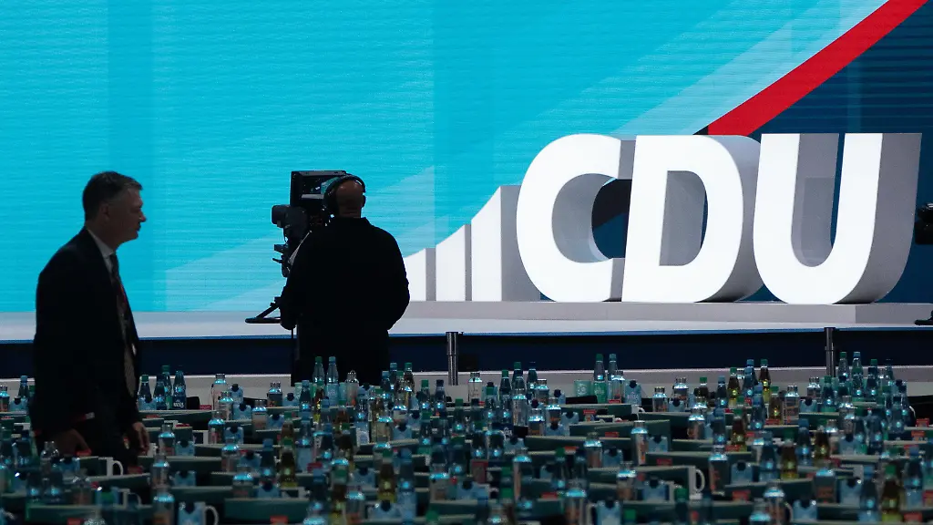 Blick-in-die-Veranstaltungshalle-vor-Beginn-des-Bundesparteitags-der-CDU-in-Stuttgart