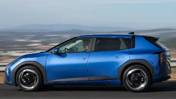 kia-ev4-base-line-blue-flame-dynamic-hires-008