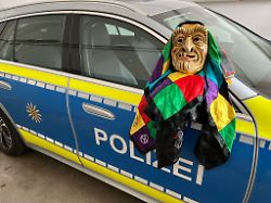 Baden-Württemberg: Polizei bringt gestohlene Narrenmaske zurück