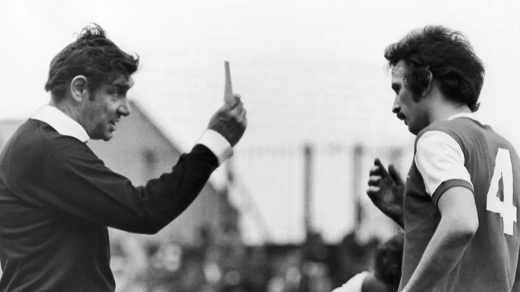 SOCCER-YELLOW-CARD-1977-John-Matthews-of-Arsenal-FC-receives-a-yellow-card-for-a-foul-against-Middlesbrough-by-referee-Jack-Taylor-7-May-1977