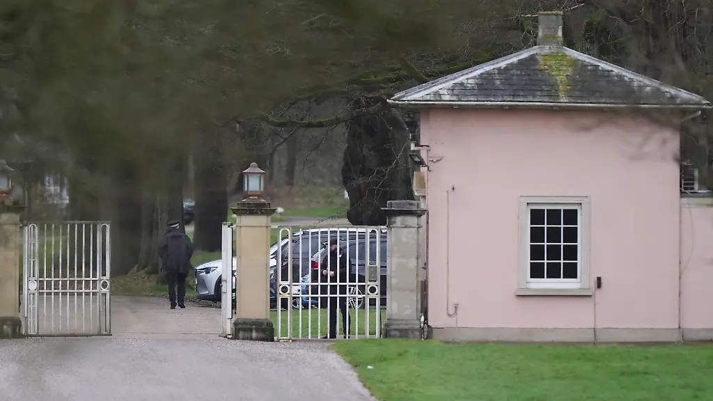 Polizeibeamte-in-Royal-Lodge-dem-ehemaligen-Wohnsitz-von-Andrew-Mountbatten-Windsor-in-Windsor-Berkshire-Andrew-Mountbatten-Windsor-wurde-am-Donnerstag-wegen-des-Verdachts-auf-Amtsmissbrauch-verhaftet