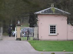 Ex-Prinz nach Festnahme frei: Keine Pause für Andrew: Polizei setzt Durchsuchungen fort