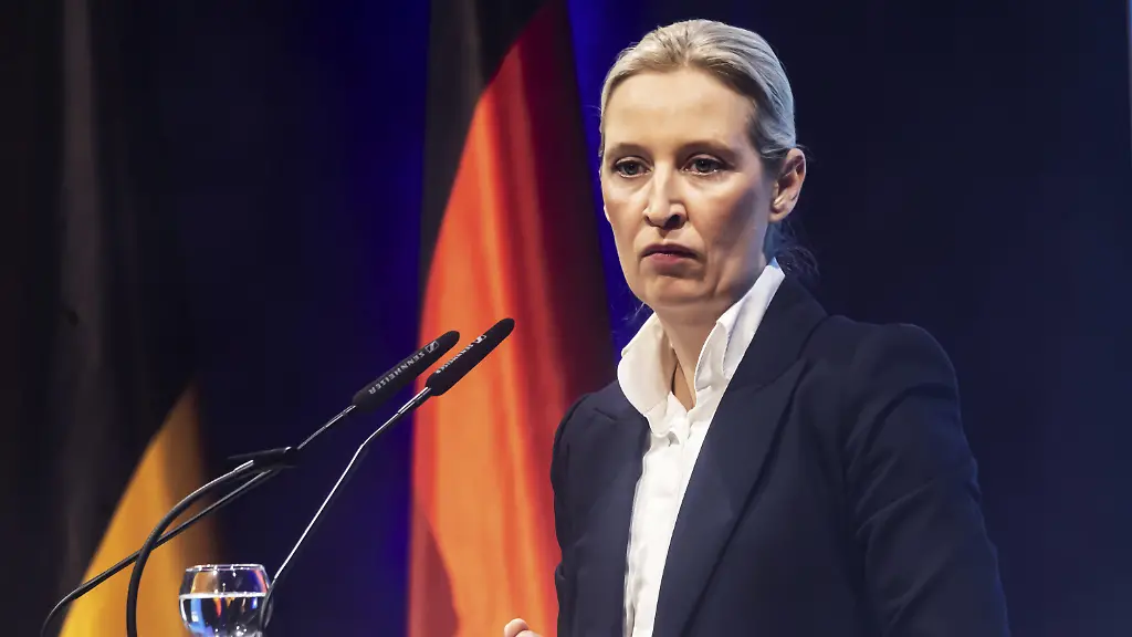 Alice-Weidel-Co-Vorsitzende-der-Bundestagsfraktion-der-rechtspopulistischen-und-rechtsextremen-Partei-Alternative-fuer-Deutschland-AfD-Bundessprecherin-der-Partei-Wahlkampfveranstaltung-zur-Landtagswahl-in-Baden-Wuerttemberg-der-Partei-AfD-im-Congress-Centrum-Pforzheim-CCP