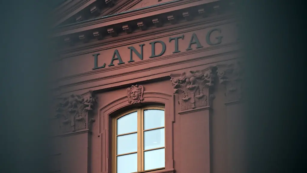 Bei-der-Beschaeftigung-von-Mitarbeitern-in-Fraktionen-und-bei-Abgeordneten-gelten-bestimmte-Vorschriften