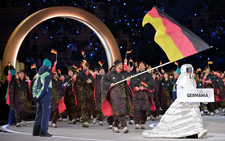 Olympia-Olympische-Winterspiele-Mailand-Cortina-2026-Eroeffnungsfeier-in-Mailand-San-Siro-die-Mannschaft-aus-Deutschland-wird-von-Fahnentraeger-Leon-Draisaitl-Eishockey-angefuehrt