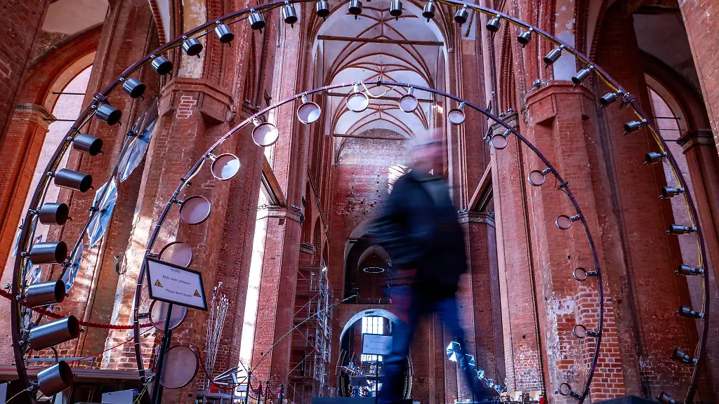 Besucher-koennen-in-der-Ausstellung-zum-Beispiel-durch-einen-akustischen-Bogen-laufen