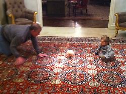 Neue Fotos aufgetaucht: Andrew bespaßt Kleinkind - mit einem Ball in Brustform