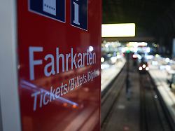 Sachsen: Mann bedroht Schaffnerin und verletzt Polizist