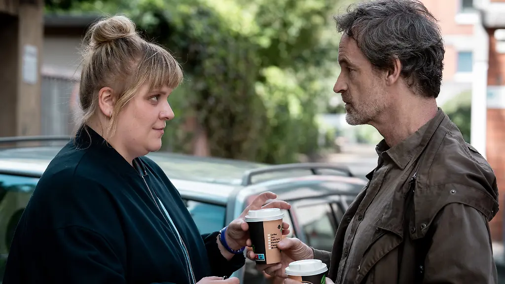 ARD-WDR-TATORT-SCHMERZ-Buch-Juergen-Werner-Regie-Torsten-C-Fischer-am-Sonntag-22-02-26-um-20-15-Uhr-im-ERSTEN-Peter-Faber-Joerg-Hartmann-r-wartet-auf-Rosa-Herzog-Stefanie-Reinsperger-l-mit-einem-Kaffee-vor-ihrer-Wohnung-WDR-Thomas-Kost-honorarfrei-Verwendung-gemaess-der-AGB-im-engen-inhaltlichen-redaktionellen-Zusammenhang-mit-genannter-WDR-Sendung-bei-Nennung-Bild-WDR-Thomas-Kost-S2-WDR-Kommunikation-Redaktion-Bild-Koeln-Tel-0221-220-7132-oder-7133-Fax-777132-bildkommunikation-wdr